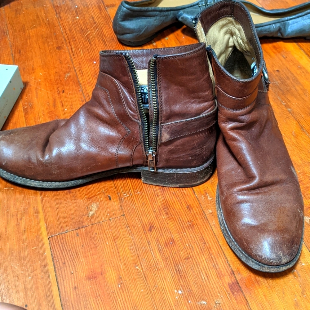 Frye size 7.5 w booties